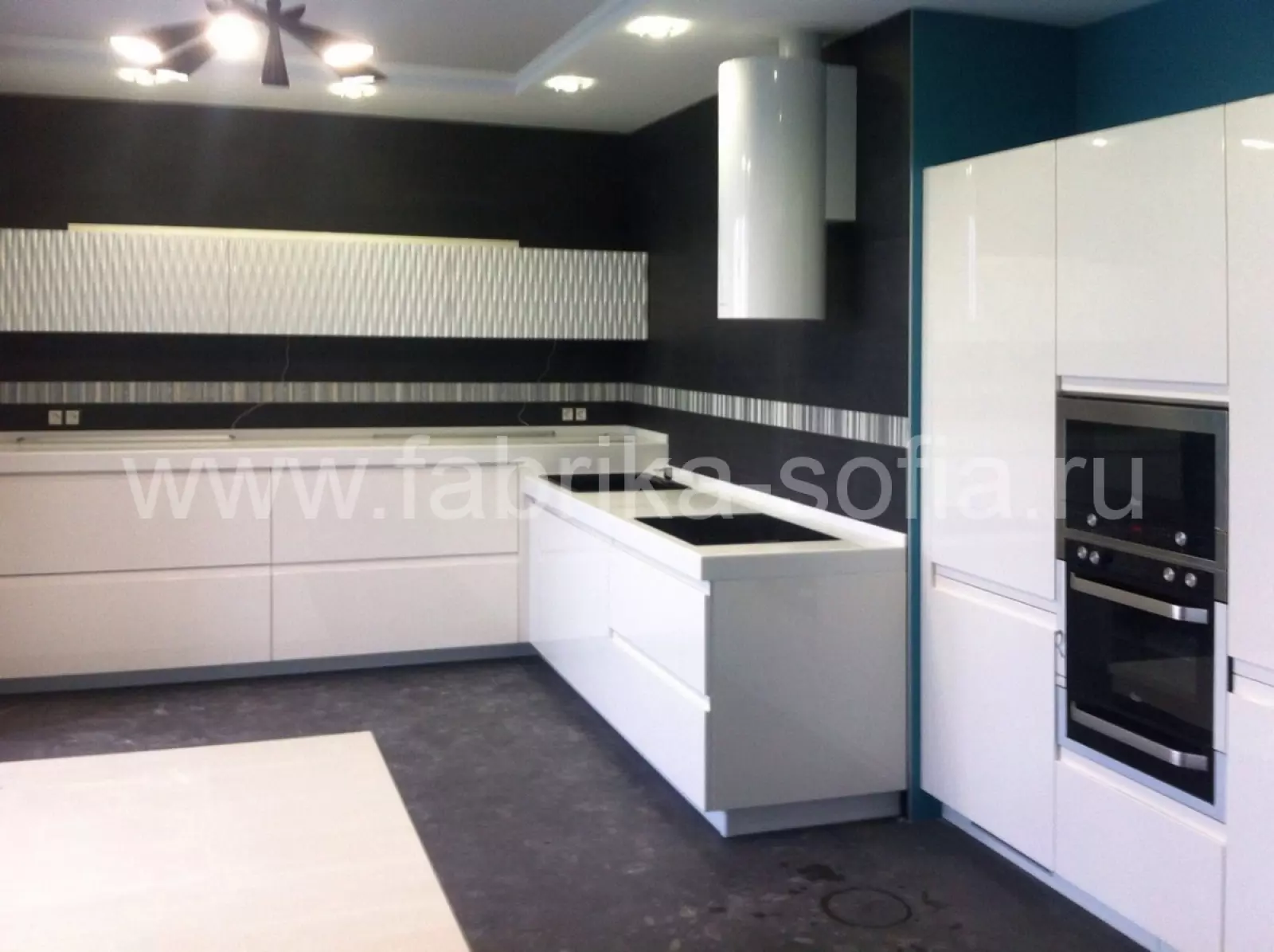 Стильный кухонный гарнитур в стиле модерн